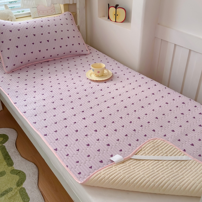 91家纺网 家纺一手货源 找家纺 金丝鸟家纺 2025新款全棉双层纱软床垫床褥床盖 紫色爱心