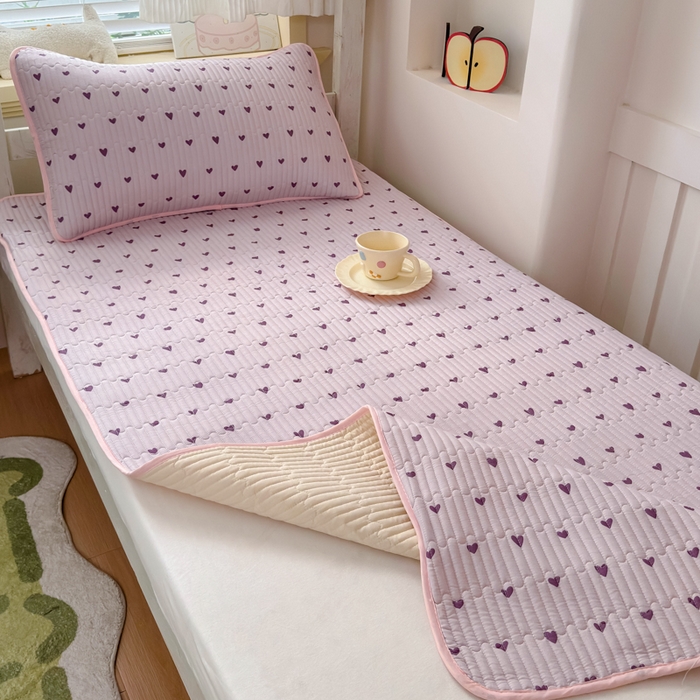 91家纺网 家纺一手货源 找家纺 金丝鸟家纺 2025新款全棉双层纱软床垫床褥床盖 紫色爱心