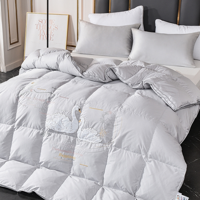 91家纺网 家纺一手货源 找家纺 四川牛皮席 2025秋冬新款95白鹅绒被 白天鹅-银灰