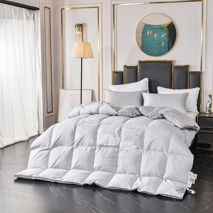 91家纺网 家纺一手货源 找家纺 四川牛皮席 2025秋冬新款95白鹅绒被 白天鹅-银灰