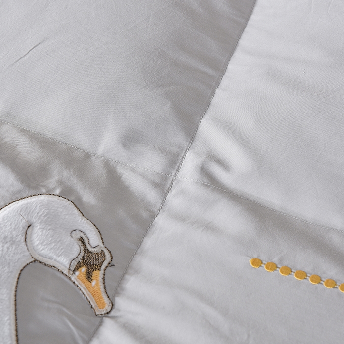 91家纺网 家纺一手货源 找家纺 四川牛皮席 2025秋冬新款95白鹅绒被 白天鹅-银灰