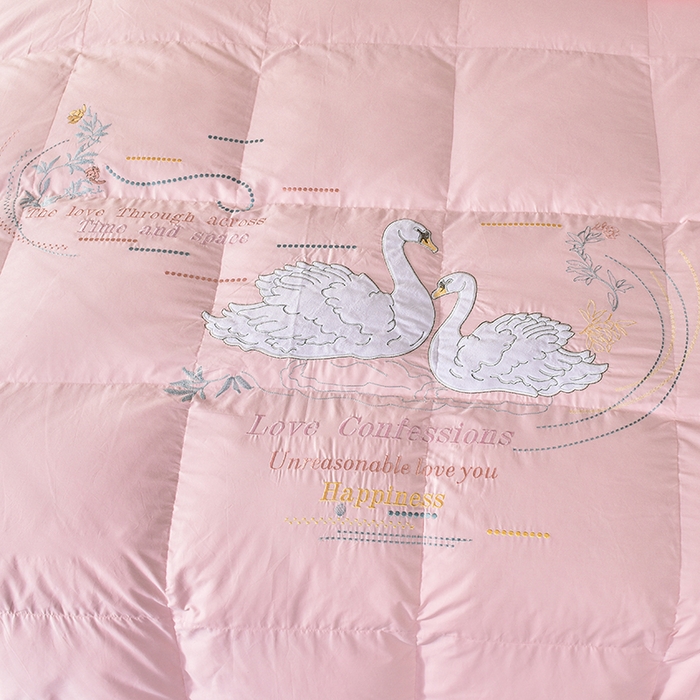 91家纺网 家纺一手货源 找家纺 四川牛皮席 2025秋冬新款95白鹅绒被 白天鹅-粉玉