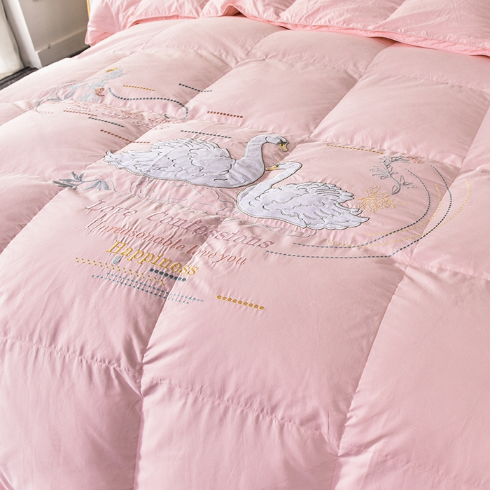 91家纺网 家纺一手货源 找家纺 四川牛皮席 2025秋冬新款95白鹅绒被 白天鹅-粉玉