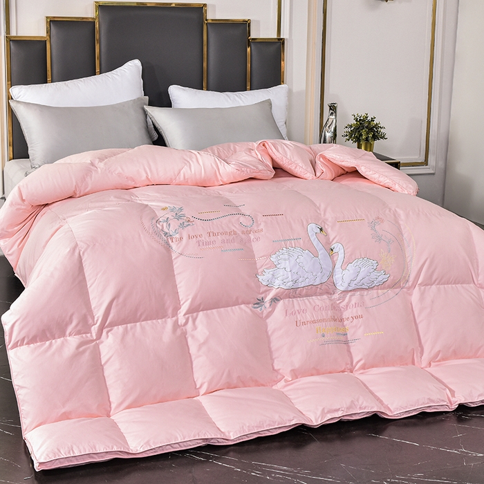 91家纺网 家纺一手货源 找家纺 四川牛皮席 2025秋冬新款95白鹅绒被 白天鹅-粉玉