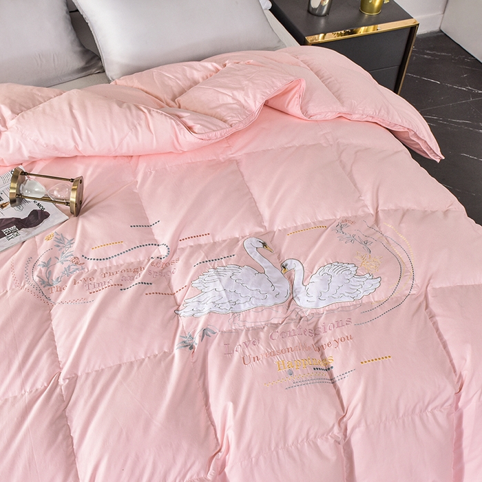 91家纺网 家纺一手货源 找家纺 四川牛皮席 2025秋冬新款95白鹅绒被 白天鹅-粉玉