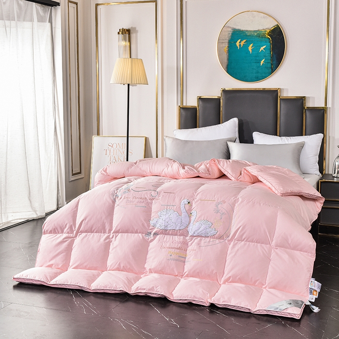 91家纺网 家纺一手货源 找家纺 四川牛皮席 2025秋冬新款95白鹅绒被 白天鹅-粉玉