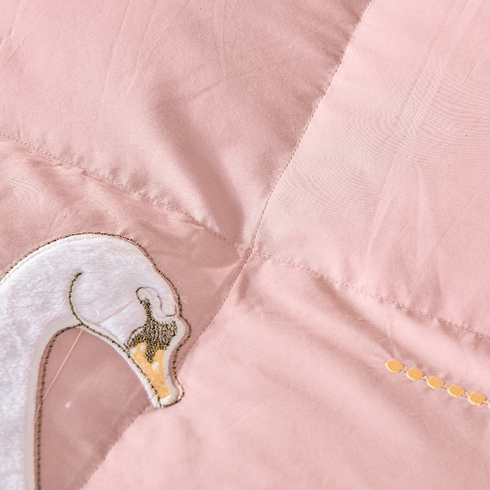 91家纺网 家纺一手货源 找家纺 四川牛皮席 2025秋冬新款95白鹅绒被 白天鹅-豆沙粉