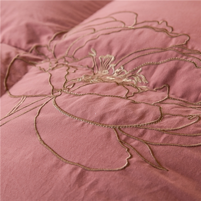 91家纺网 家纺一手货源 找家纺 四川牛皮席 2025新款绣花牡丹95%鹅绒被 绣花牡丹-颊红