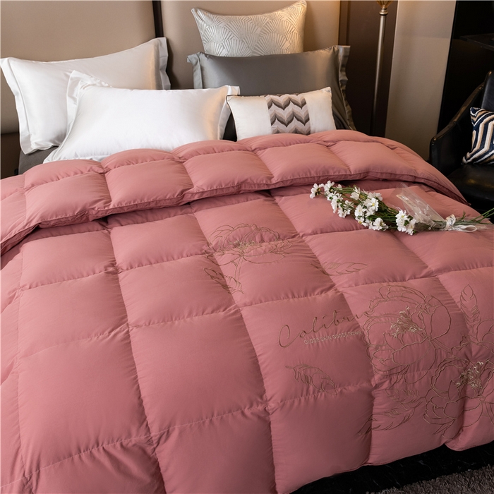 91家纺网 家纺一手货源 找家纺 四川牛皮席 2025新款绣花牡丹95%鹅绒被 绣花牡丹-颊红