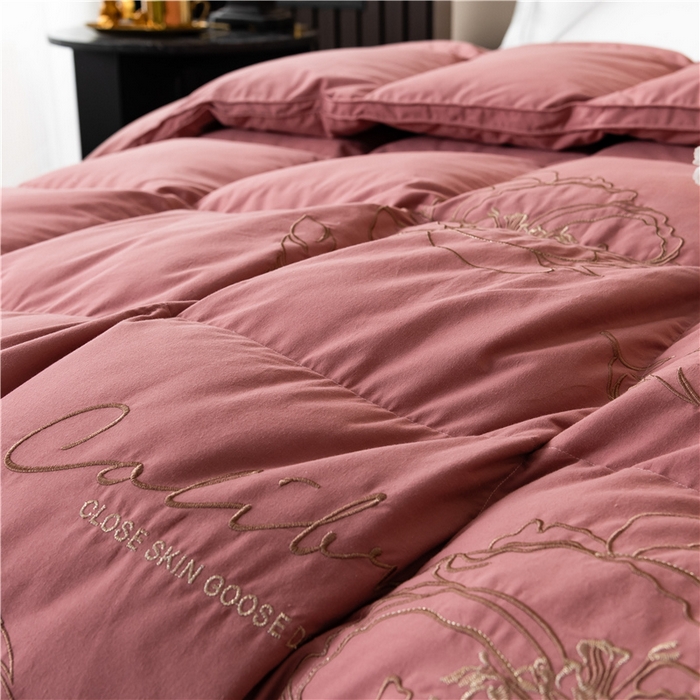 91家纺网 家纺一手货源 找家纺 四川牛皮席 2025新款绣花牡丹95%鹅绒被 绣花牡丹-颊红