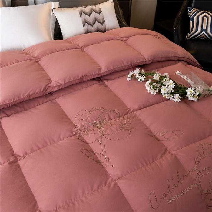 91家纺网 家纺一手货源 找家纺 四川牛皮席 2025新款绣花牡丹95%鹅绒被 绣花牡丹-颊红