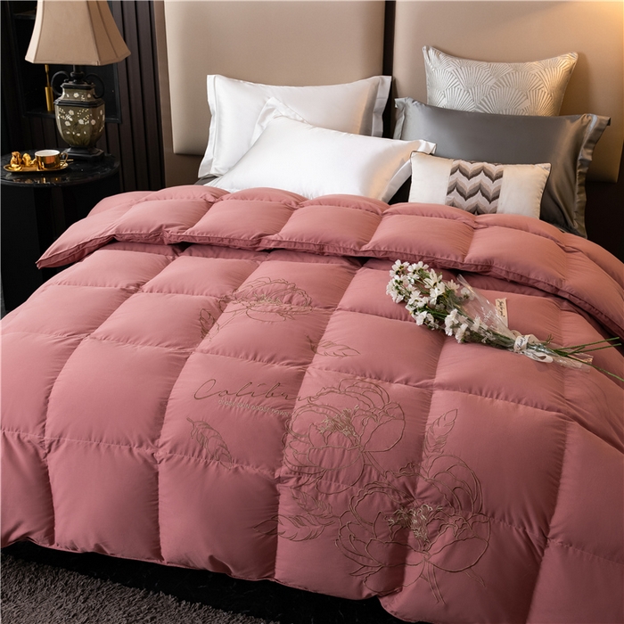 91家纺网 家纺一手货源 找家纺 四川牛皮席 2025新款绣花牡丹95%鹅绒被 绣花牡丹-颊红