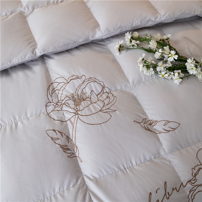91家纺网 家纺一手货源 找家纺 四川牛皮席 2025新款绣花牡丹95%鹅绒被 绣花牡丹-烟灰