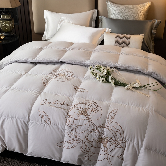 91家纺网 家纺一手货源 找家纺 四川牛皮席 2025新款绣花牡丹95%鹅绒被 绣花牡丹-烟灰