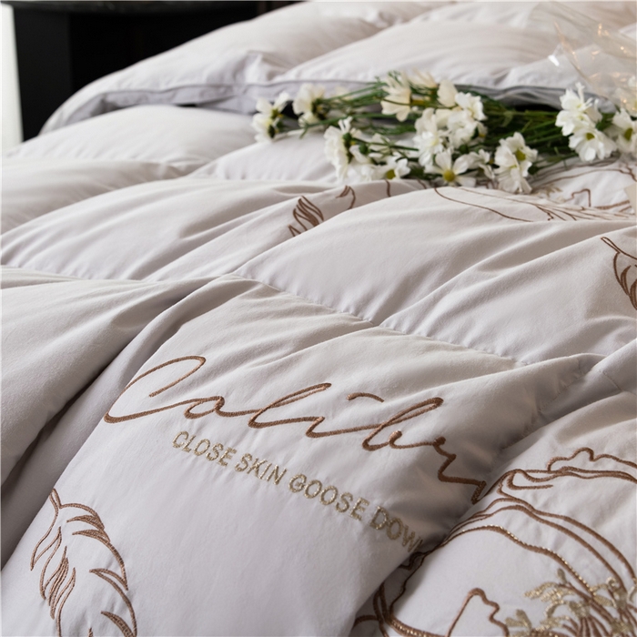 91家纺网 家纺一手货源 找家纺 四川牛皮席 2025新款绣花牡丹95%鹅绒被 绣花牡丹-烟灰