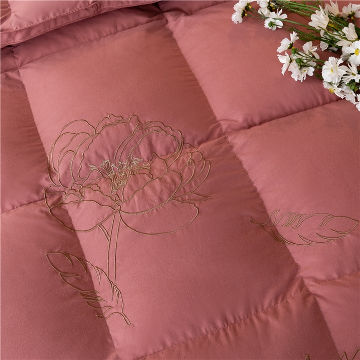 91家纺网 家纺一手货源 找家纺 四川牛皮席 2025新款绣花牡丹95%鹅绒被 绣花牡丹-颊红