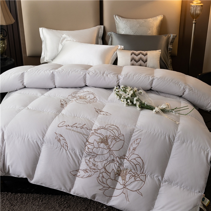 91家纺网 家纺一手货源 找家纺 四川牛皮席 2025新款绣花牡丹95%鹅绒被 绣花牡丹-烟灰