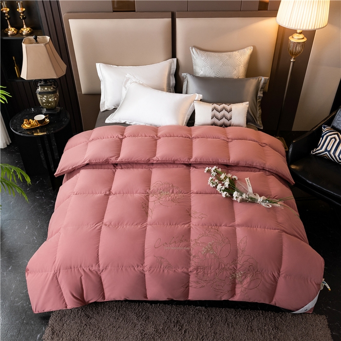 91家纺网 家纺一手货源 找家纺 四川牛皮席 2025新款绣花牡丹95%鹅绒被 绣花牡丹-颊红