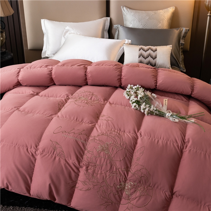 91家纺网 家纺一手货源 找家纺 四川牛皮席 2025新款绣花牡丹95%鹅绒被 绣花牡丹-颊红