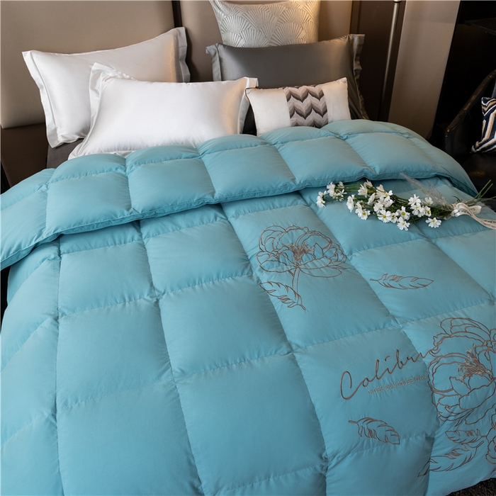 91家纺网 家纺一手货源 找家纺 四川牛皮席 2025新款绣花牡丹95%鹅绒被 绣花牡丹-冰兰