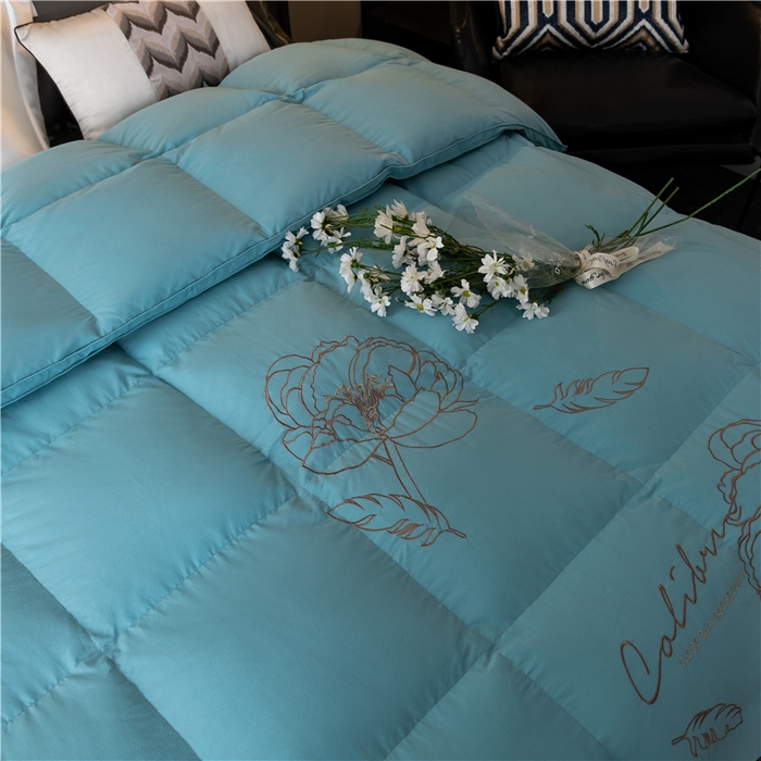 91家纺网 家纺一手货源 找家纺 四川牛皮席 2025新款绣花牡丹95%鹅绒被 绣花牡丹-冰兰