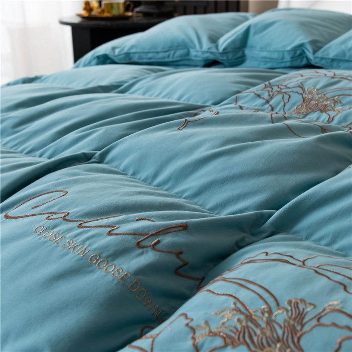 91家纺网 家纺一手货源 找家纺 四川牛皮席 2025新款绣花牡丹95%鹅绒被 绣花牡丹-冰兰