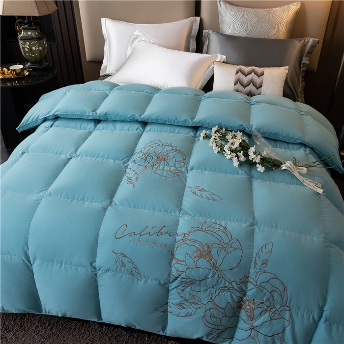 91家纺网 家纺一手货源 找家纺 四川牛皮席 2025新款绣花牡丹95%鹅绒被 绣花牡丹-冰兰