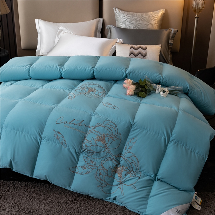 91家纺网 家纺一手货源 找家纺 四川牛皮席 2025新款绣花牡丹95%鹅绒被 绣花牡丹-冰兰