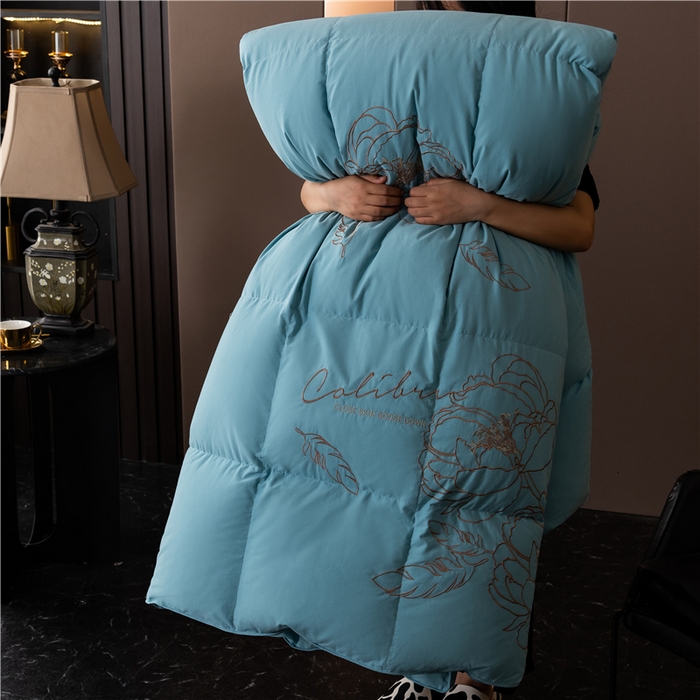 91家纺网 家纺一手货源 找家纺 四川牛皮席 2025新款绣花牡丹95%鹅绒被 绣花牡丹-冰兰