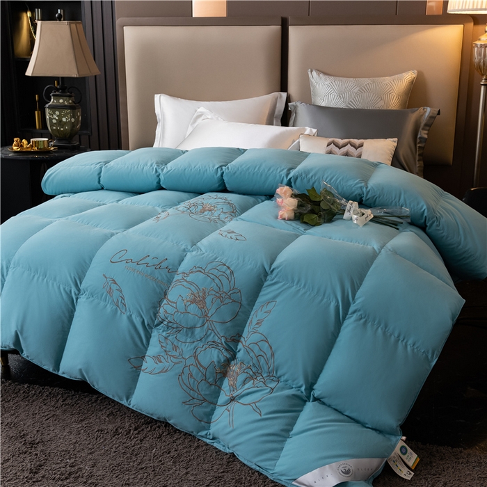 91家纺网 家纺一手货源 找家纺 四川牛皮席 2025新款绣花牡丹95%鹅绒被 绣花牡丹-冰兰