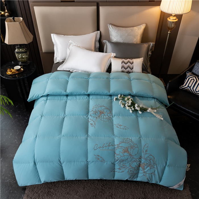 91家纺网 家纺一手货源 找家纺 四川牛皮席 2025新款绣花牡丹95%鹅绒被 绣花牡丹-冰兰