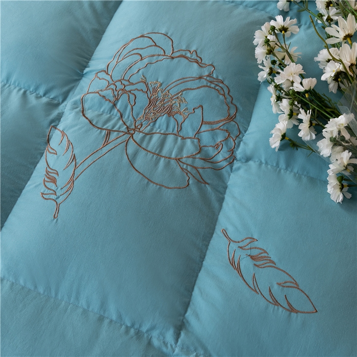 91家纺网 家纺一手货源 找家纺 四川牛皮席 2025新款绣花牡丹95%鹅绒被 绣花牡丹-冰兰