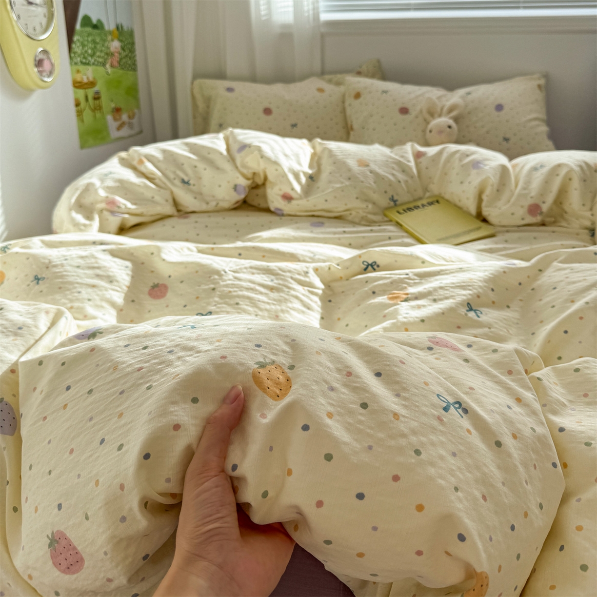 91家纺网 家纺一手货源 找家纺 多品家纺 2025新款超柔云感双层纱四件套 五彩草莓