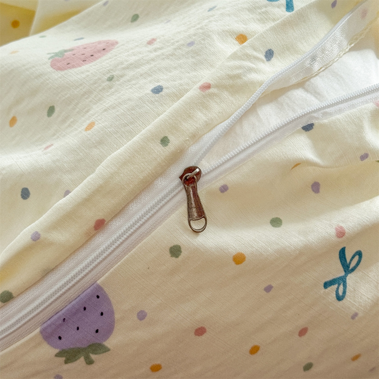 91家纺网 家纺一手货源 找家纺 多品家纺 2025新款超柔云感双层纱四件套 五彩草莓