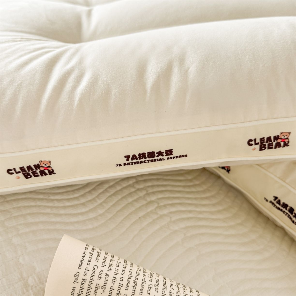 91家纺网 家纺一手货源 找家纺 （总）麦肯锡 2025新款7A抗菌小熊亲子枕枕头枕芯