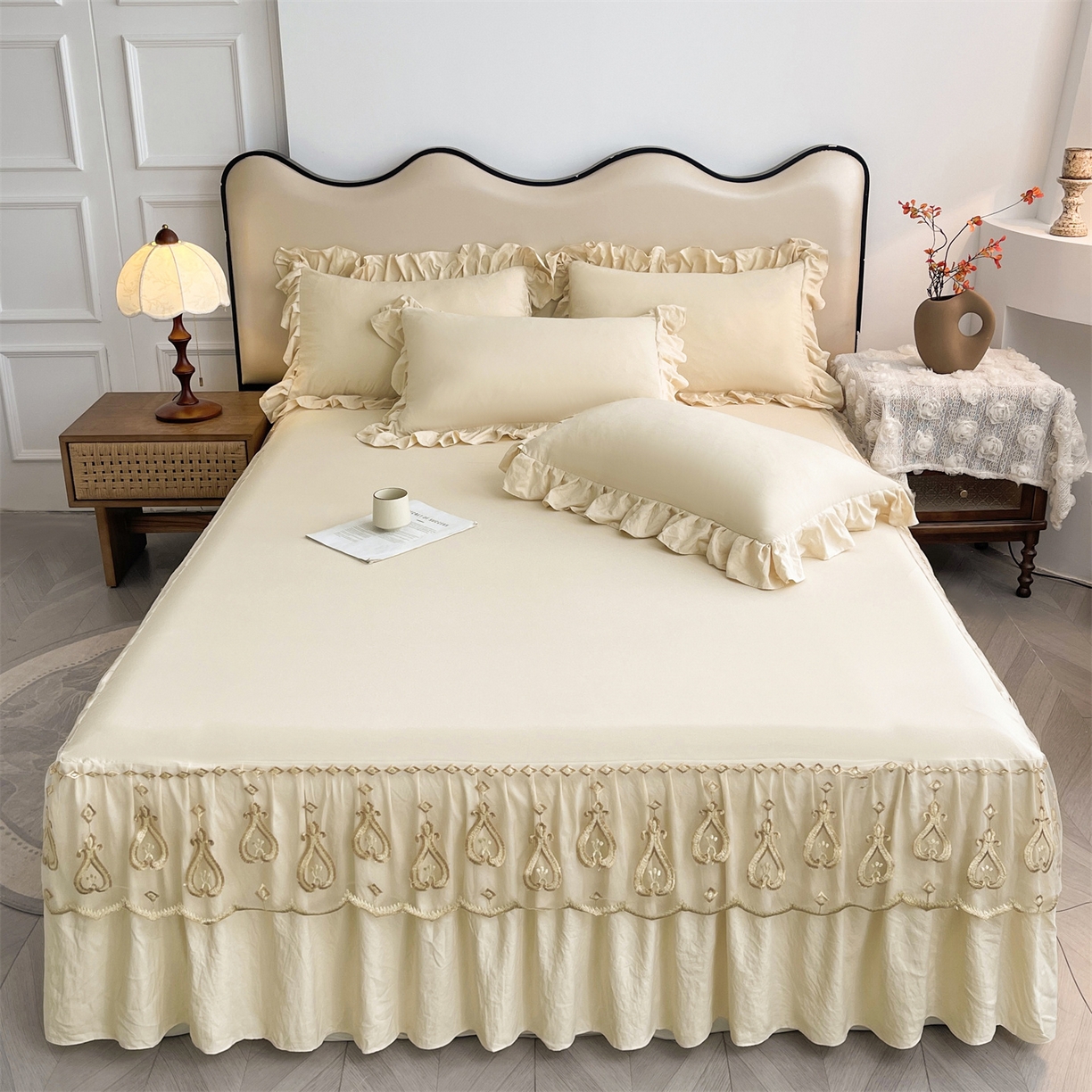 91家纺网 家纺一手货源 找家纺 好儿喜家纺 2025新款A类水洗棉花边床裙蕾丝床罩三件套-醉美人 醉美人-香槟