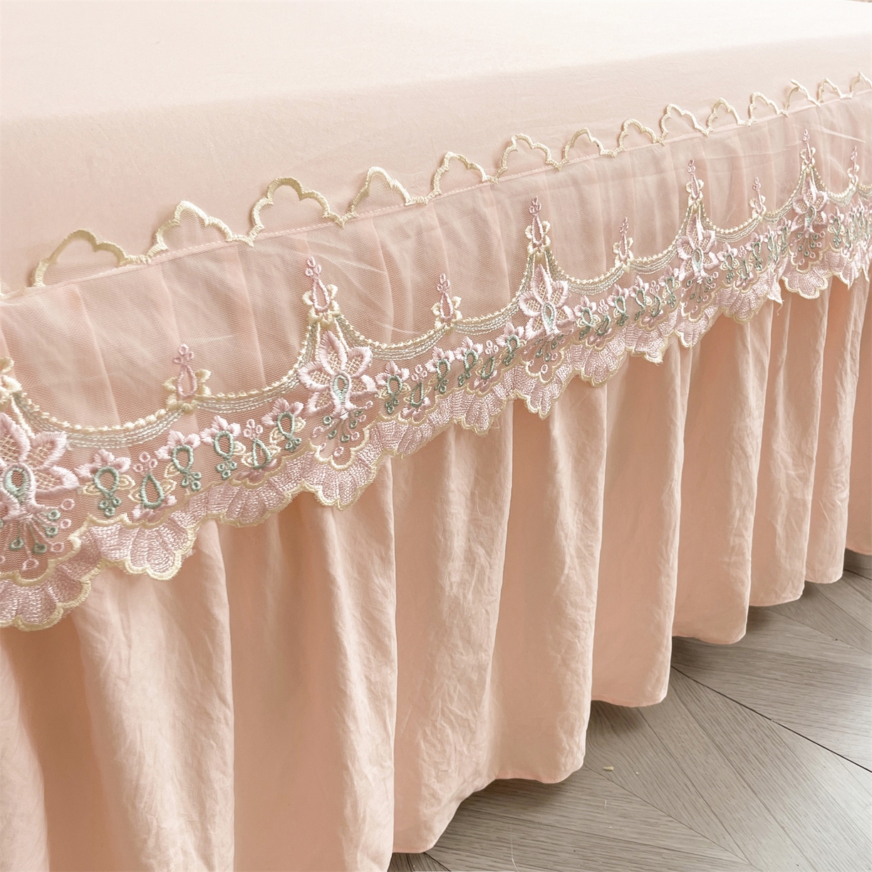 91家纺网 家纺一手货源 找家纺 好儿喜家纺 2025新款A类水洗棉花边床裙蕾丝床罩三件套-醉美人 醉美人-浅粉