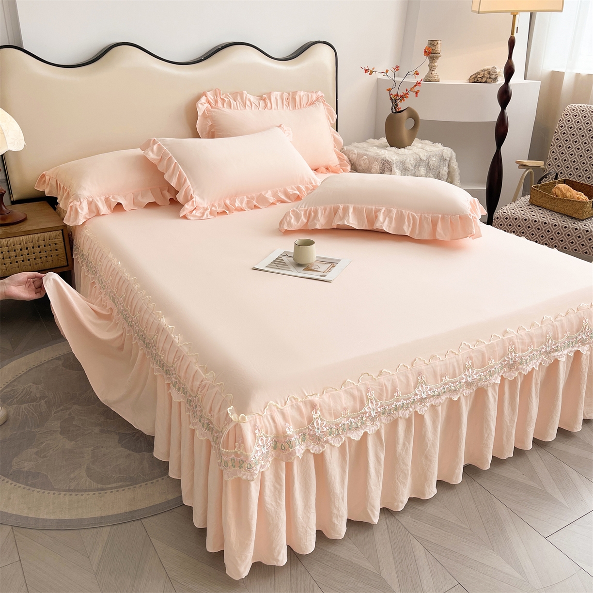 91家纺网 家纺一手货源 找家纺 好儿喜家纺 2025新款A类水洗棉花边床裙蕾丝床罩三件套-醉美人 醉美人-浅粉