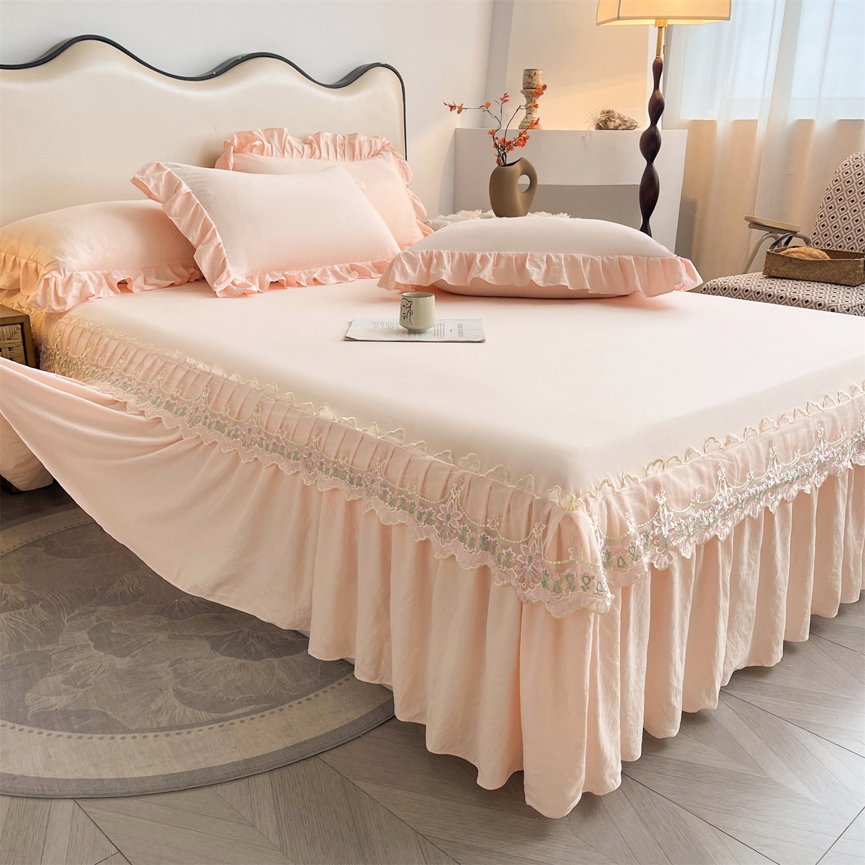 91家纺网 家纺一手货源 找家纺 好儿喜家纺 2025新款A类水洗棉花边床裙蕾丝床罩三件套-醉美人 醉美人-浅粉