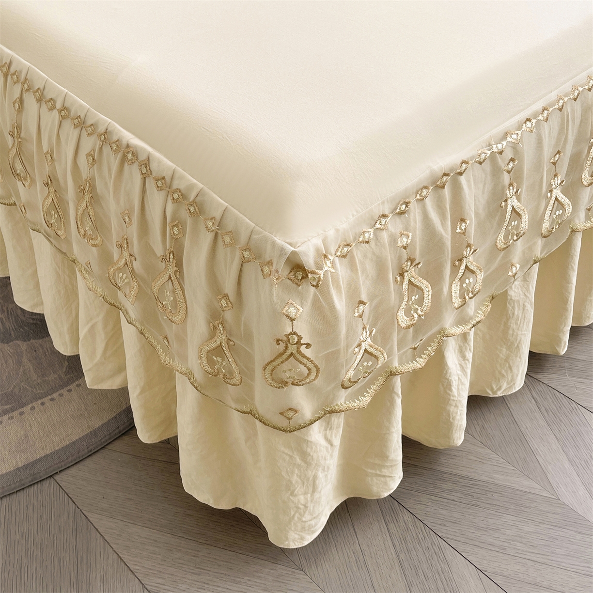 91家纺网 家纺一手货源 找家纺 好儿喜家纺 2025新款A类水洗棉花边床裙蕾丝床罩三件套-醉美人 醉美人-香槟