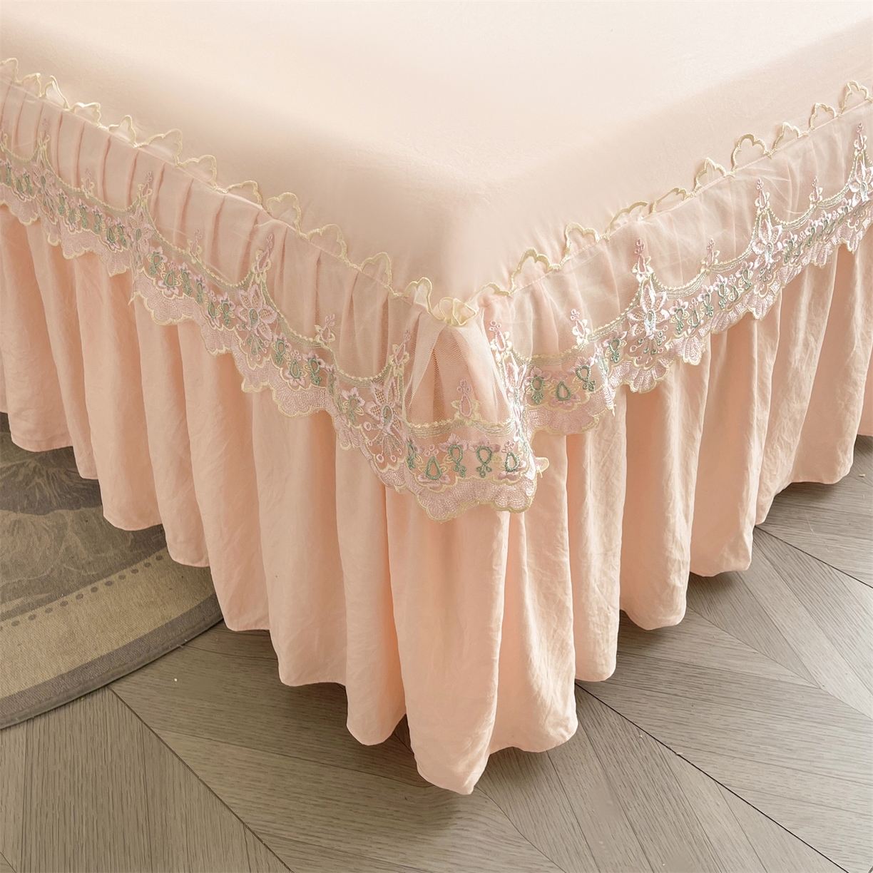 91家纺网 家纺一手货源 找家纺 好儿喜家纺 2025新款A类水洗棉花边床裙蕾丝床罩三件套-醉美人 醉美人-浅粉