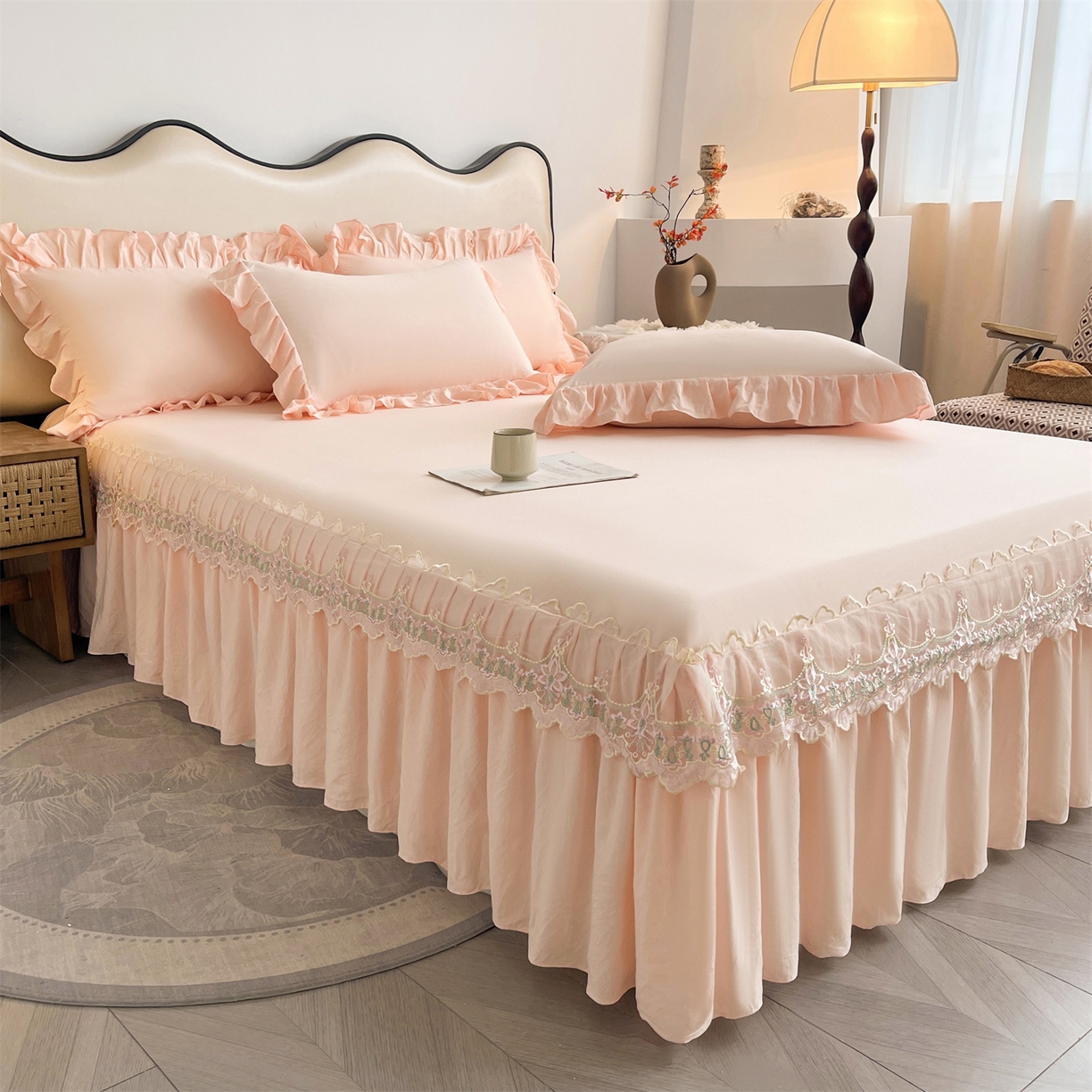 91家纺网 家纺一手货源 找家纺 好儿喜家纺 2025新款A类水洗棉花边床裙蕾丝床罩三件套-醉美人 醉美人-浅粉