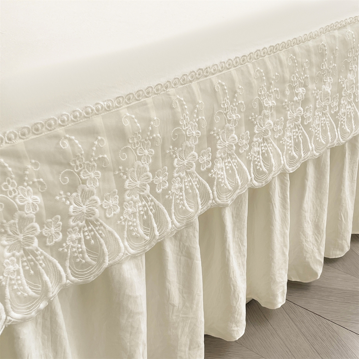 91家纺网 家纺一手货源 找家纺 （总）好儿喜家纺 2025新款A类水洗棉花边床裙蕾丝床罩三件套-醉美人