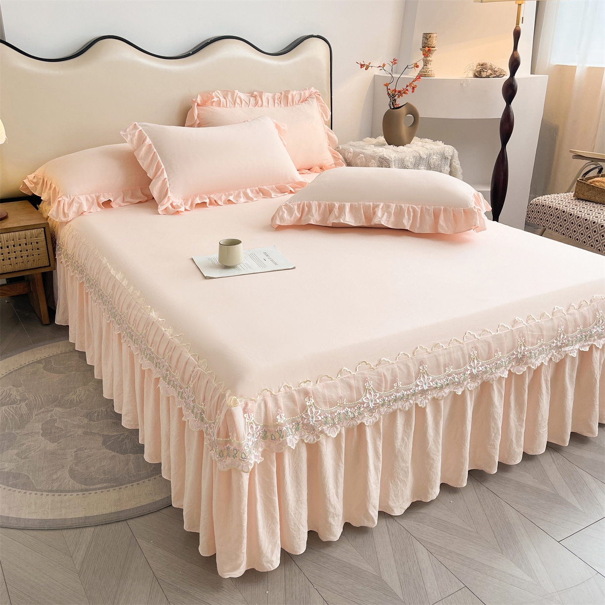 91家纺网 家纺一手货源 找家纺 好儿喜家纺 2025新款A类水洗棉花边床裙蕾丝床罩三件套-醉美人 醉美人-浅粉