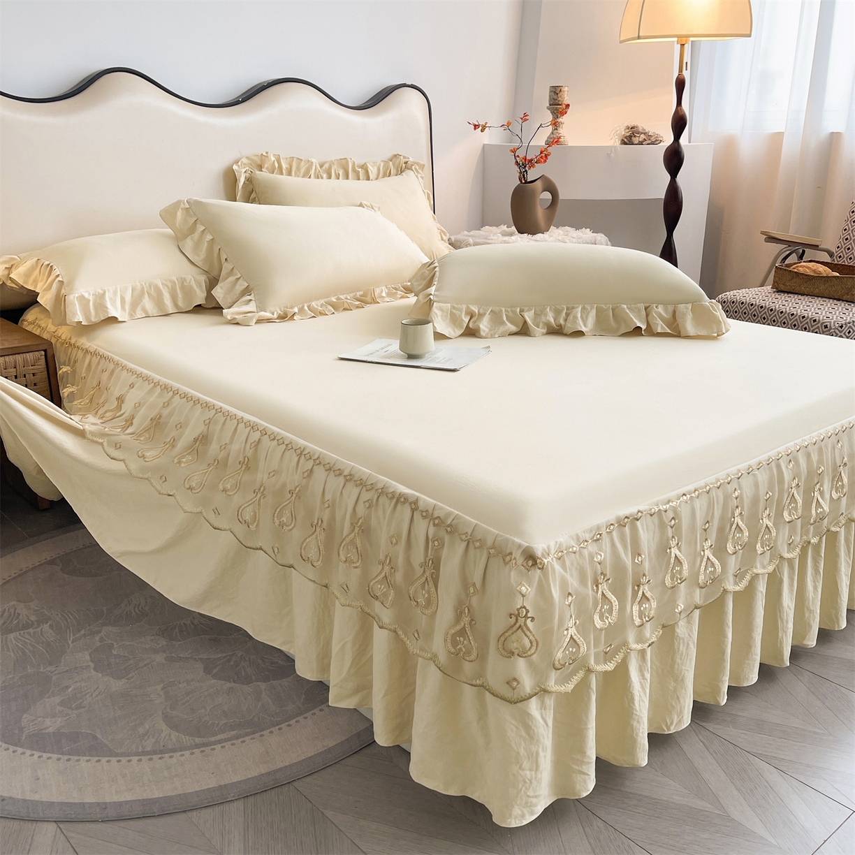 91家纺网 家纺一手货源 找家纺 好儿喜家纺 2025新款A类水洗棉花边床裙蕾丝床罩三件套-醉美人 醉美人-香槟