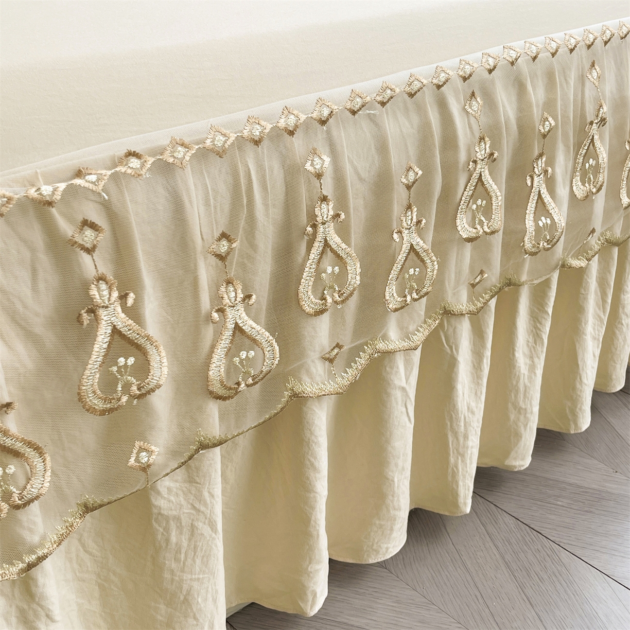 91家纺网 家纺一手货源 找家纺 好儿喜家纺 2025新款A类水洗棉花边床裙蕾丝床罩三件套-醉美人 醉美人-香槟