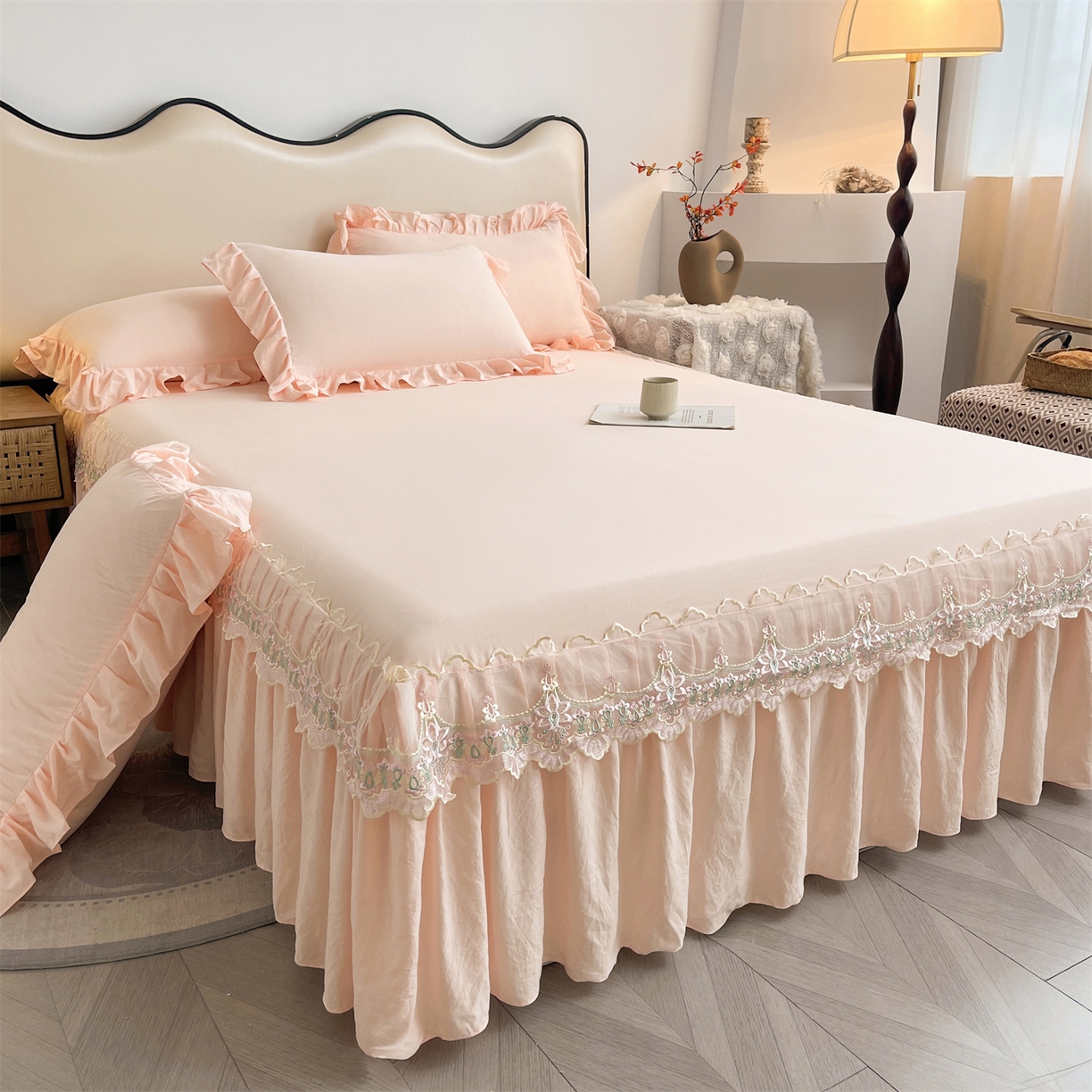 91家纺网 家纺一手货源 找家纺 好儿喜家纺 2025新款A类水洗棉花边床裙蕾丝床罩三件套-醉美人 醉美人-浅粉