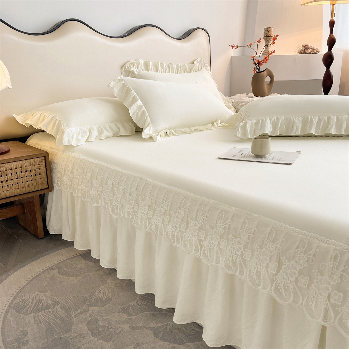 91家纺网 家纺一手货源 找家纺 好儿喜家纺 2025新款A类水洗棉花边床裙蕾丝床罩三件套-醉美人 醉美人-奶白