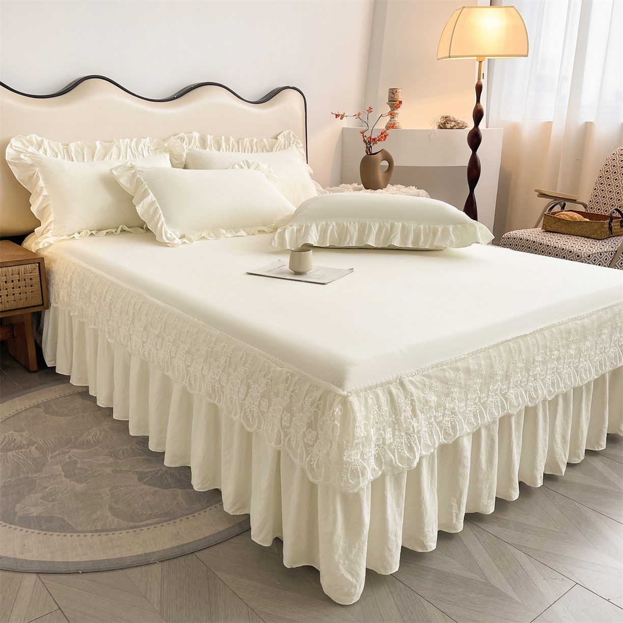 91家纺网 家纺一手货源 找家纺 好儿喜家纺 2025新款A类水洗棉花边床裙蕾丝床罩三件套-醉美人 醉美人-奶白