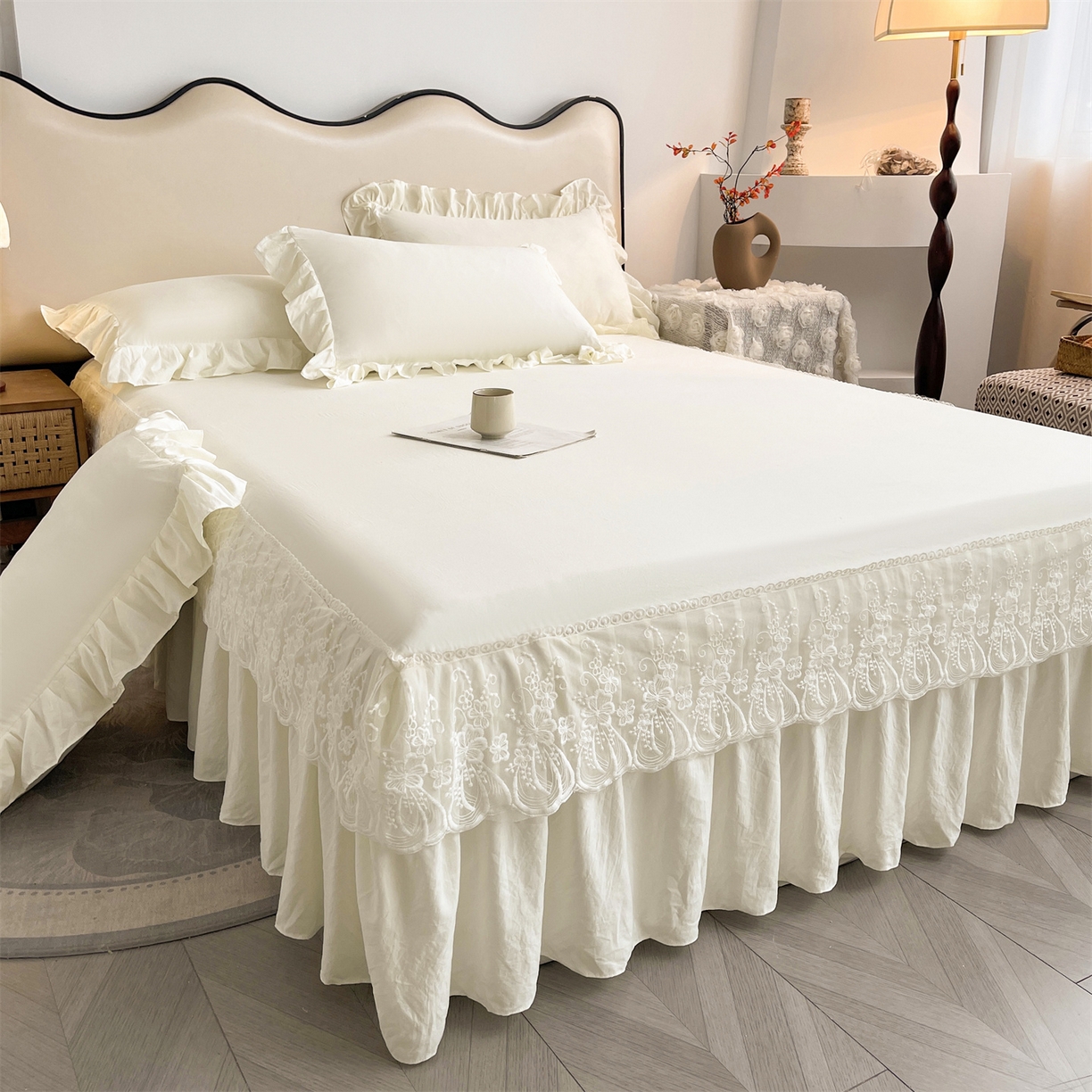 91家纺网 家纺一手货源 找家纺 好儿喜家纺 2025新款A类水洗棉花边床裙蕾丝床罩三件套-醉美人 醉美人-奶白